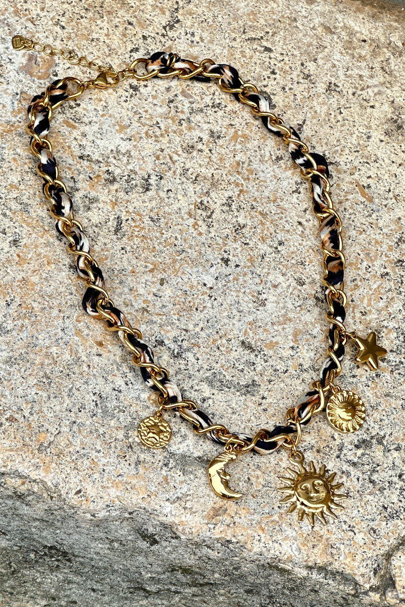 Collier maille dorée et tissu léopard avec pendentifs soleil, lune et étoile