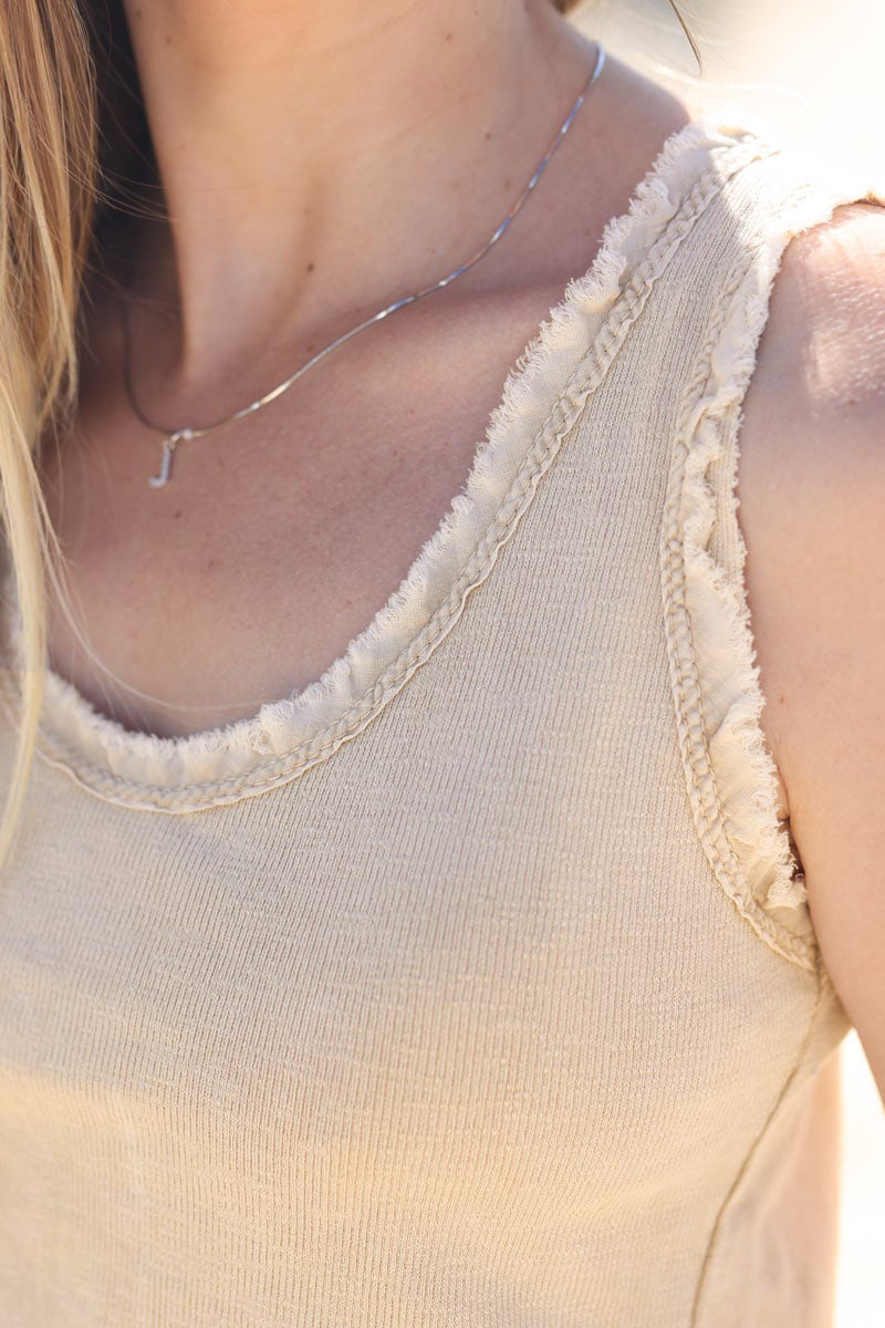 Camiseta de tirantes de algodón lavado camel con acabados de flecos