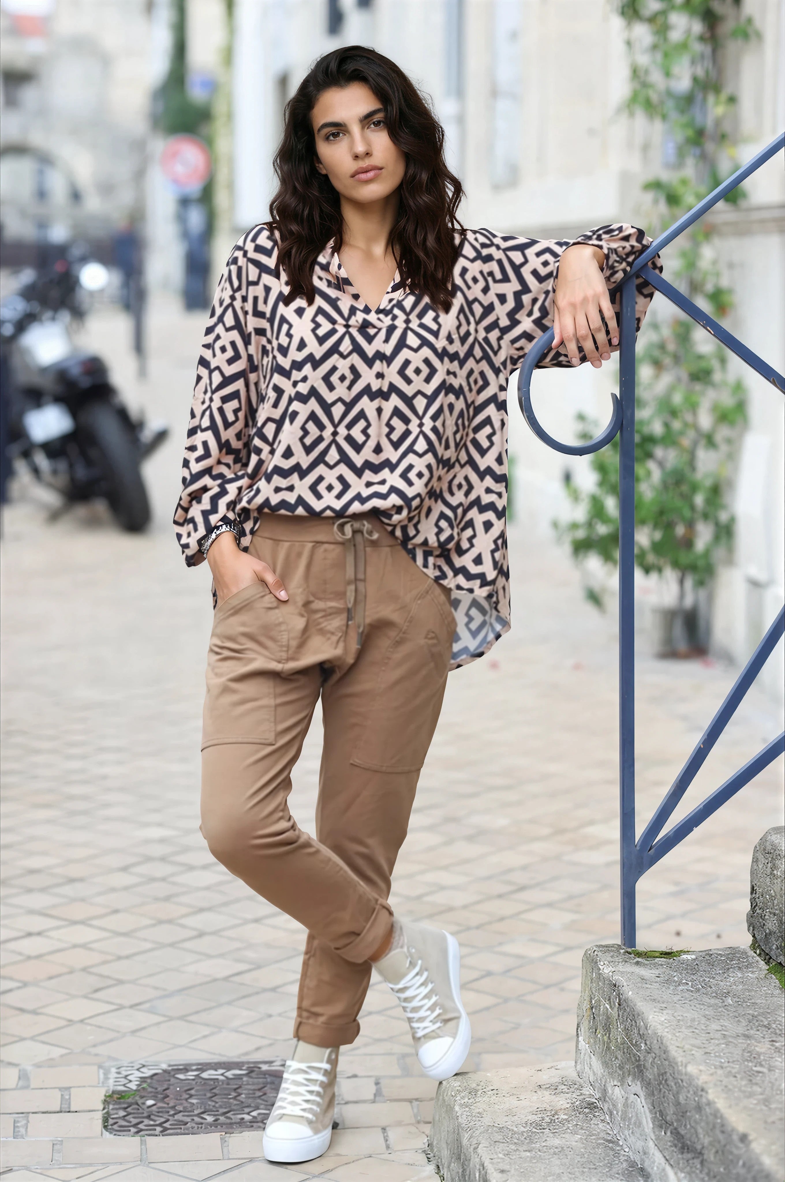 Pantalón jogger urbano café con bolsillos
