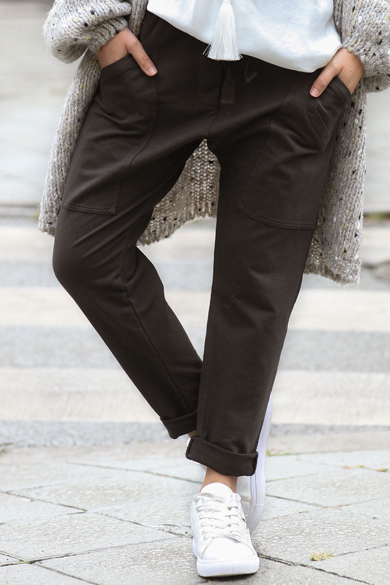 jogging femme pantalon urbain marron foncé poches tenue street wear look 004