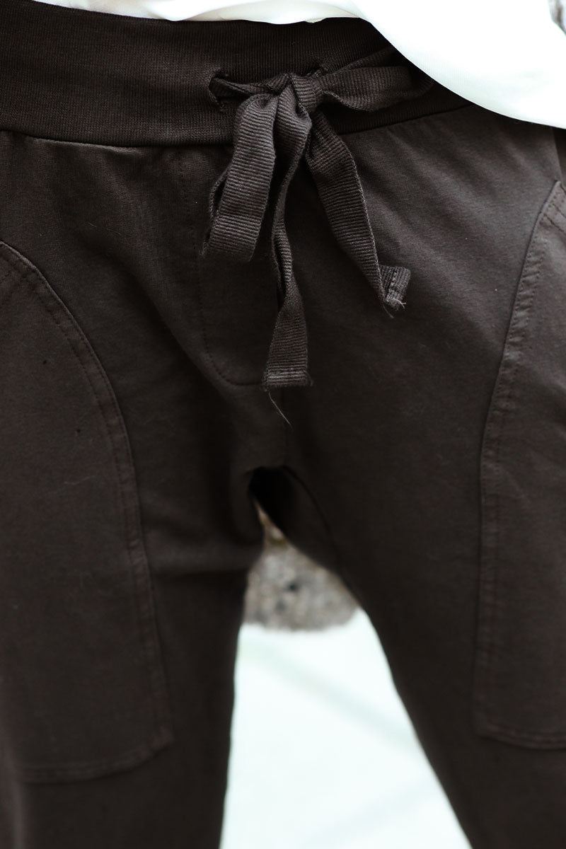 jogging femme pantalon urbain marron foncé poches tenue street wear look 004