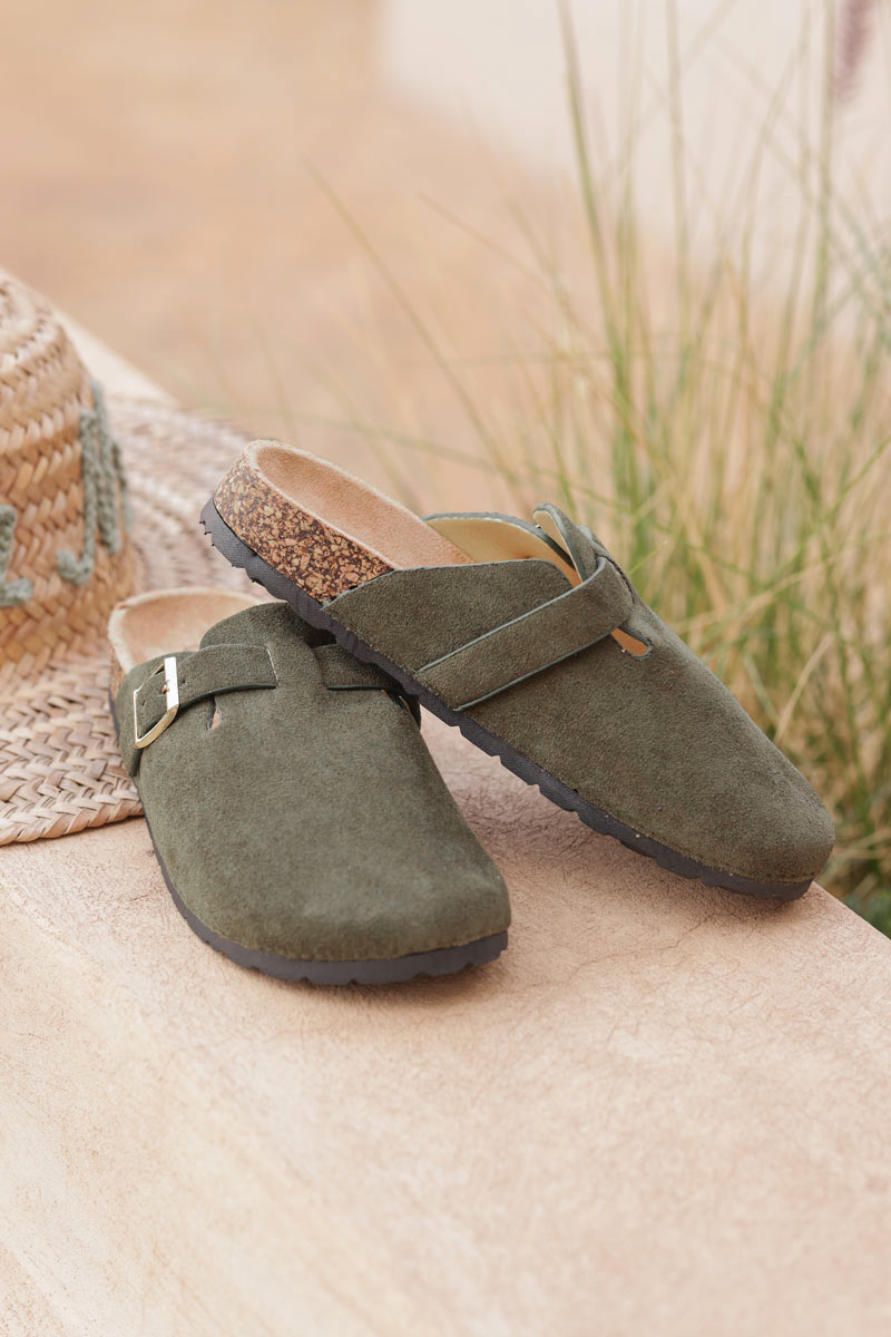 Sabots plats en suédine kaki avec boucle