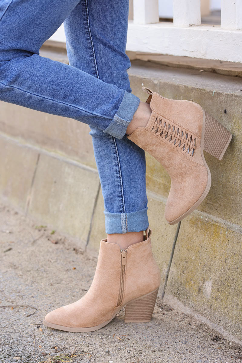 Botines de ante camel claro con tacón trenzado calado