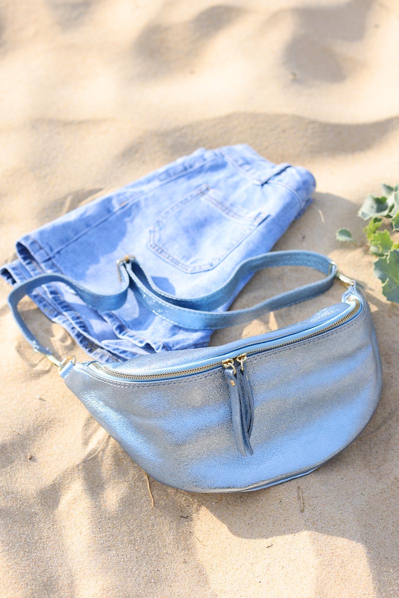 sac-banane-bandouliere-en-cuir-brillant-bleu-ciel-pochettes pratiques pour femme tendance-H040