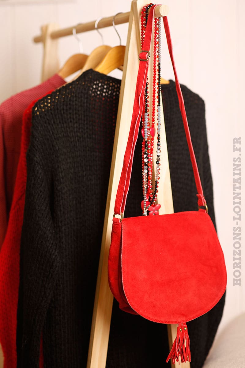 Sac rouge à rabat, bandoulière et pompons croûte cuir