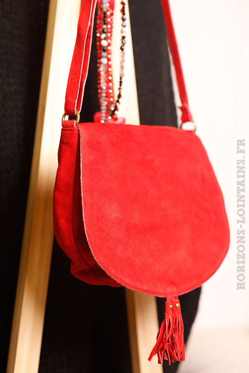 Sac rouge à rabat, bandoulière et pompons croûte cuir