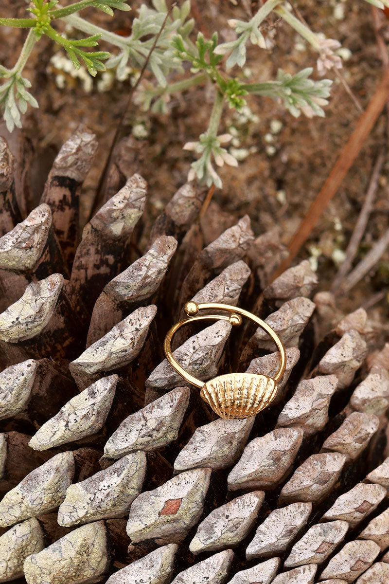 Bague ajustable dorée coquillage coque texturé