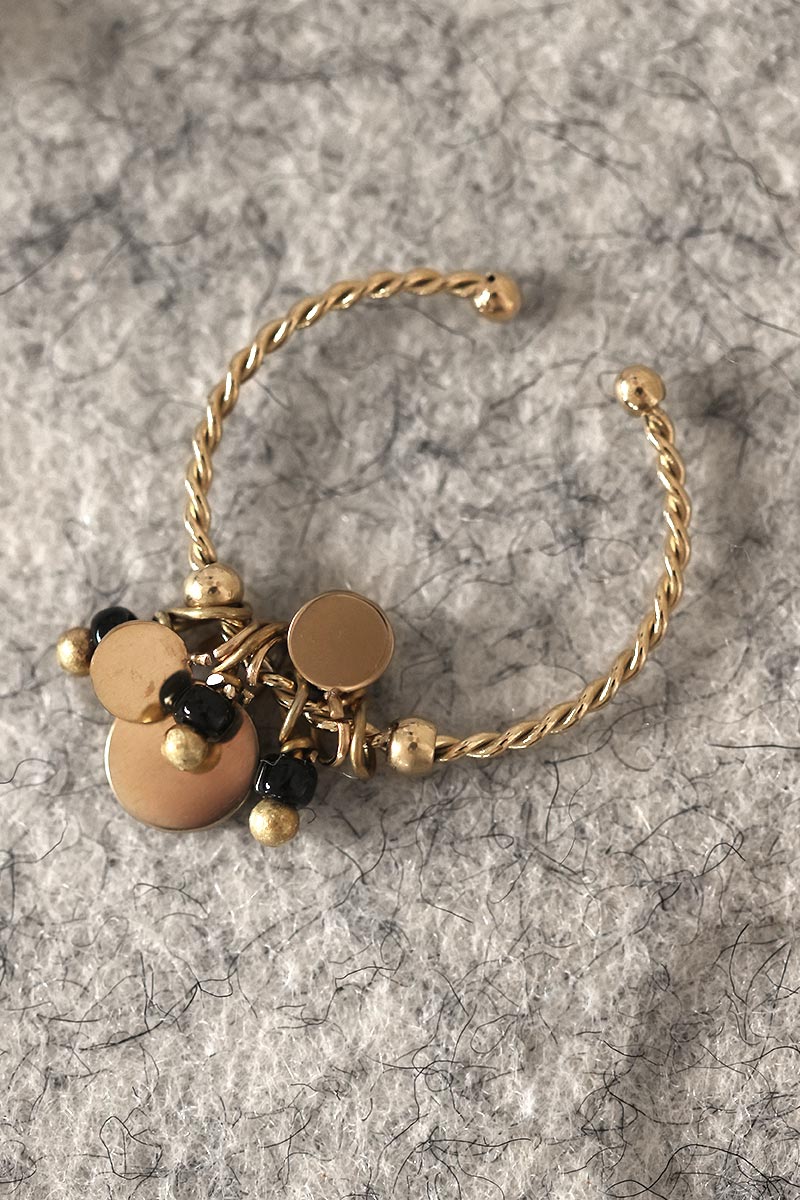 Bague fine dorée petites breloques perles noires bijoux pour femme H007