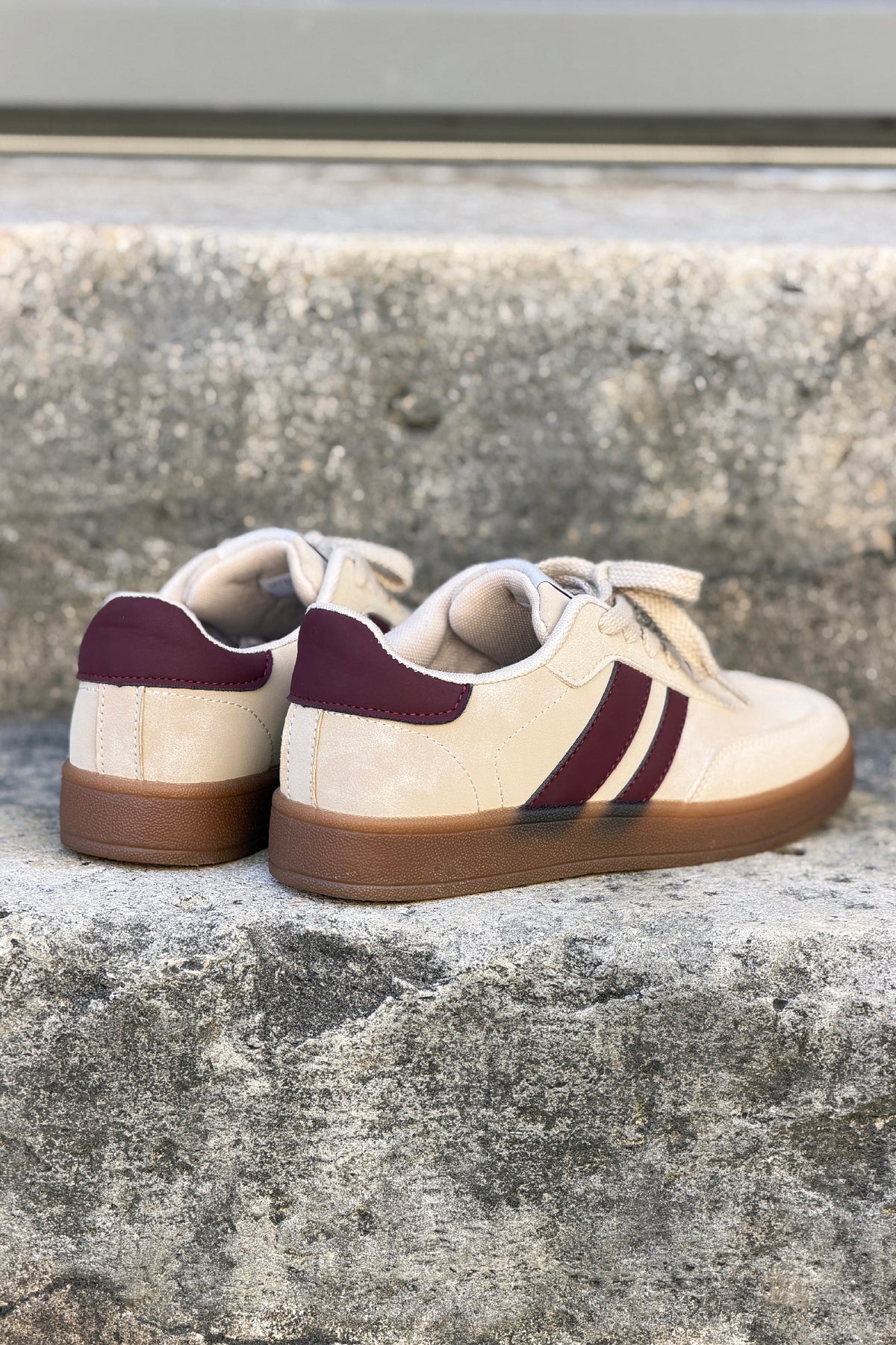 Baskets beige rayures bordeaux