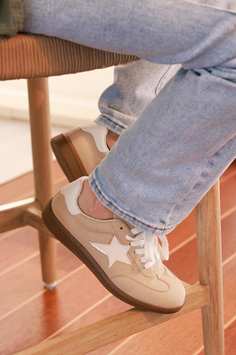 Zapatillas de ante beige con estrella de piel sintética blanca