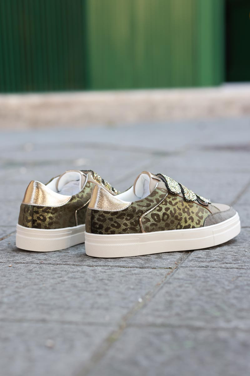 Zapatillas deportivas de leopardo caqui de ante brillante con rayaduras de purpurina