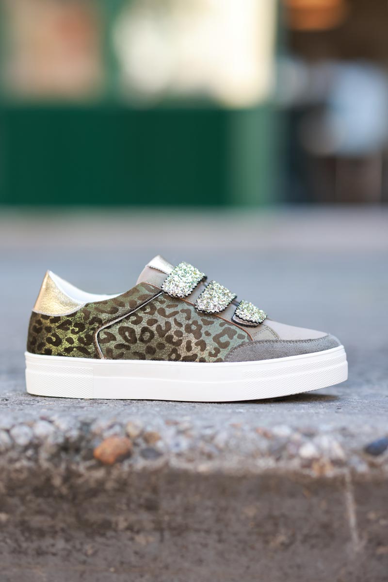 Zapatillas deportivas de leopardo caqui de ante brillante con rayaduras de purpurina