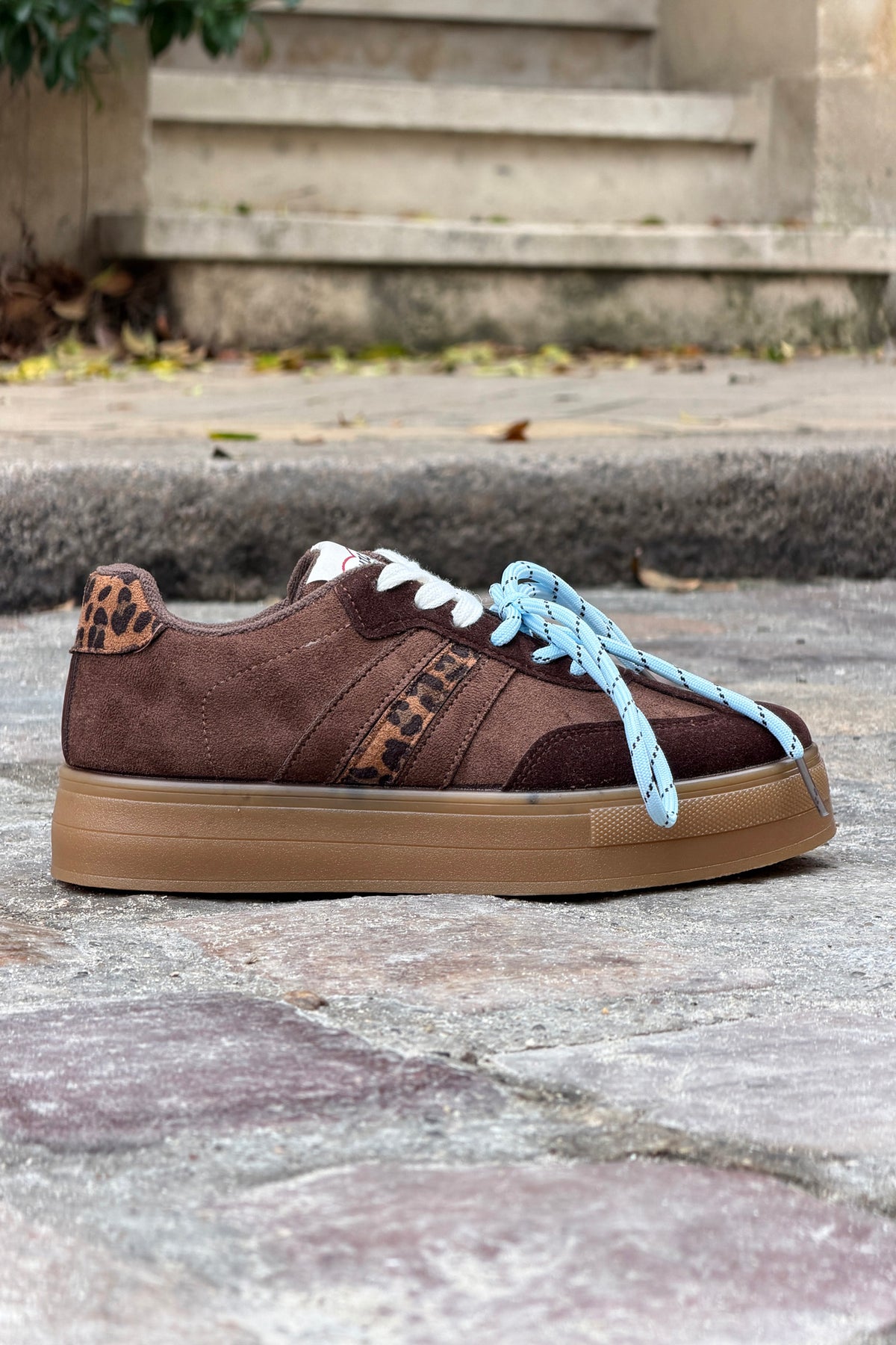 Baskets marron effet daim à plateforme double lacets blanc et bleu