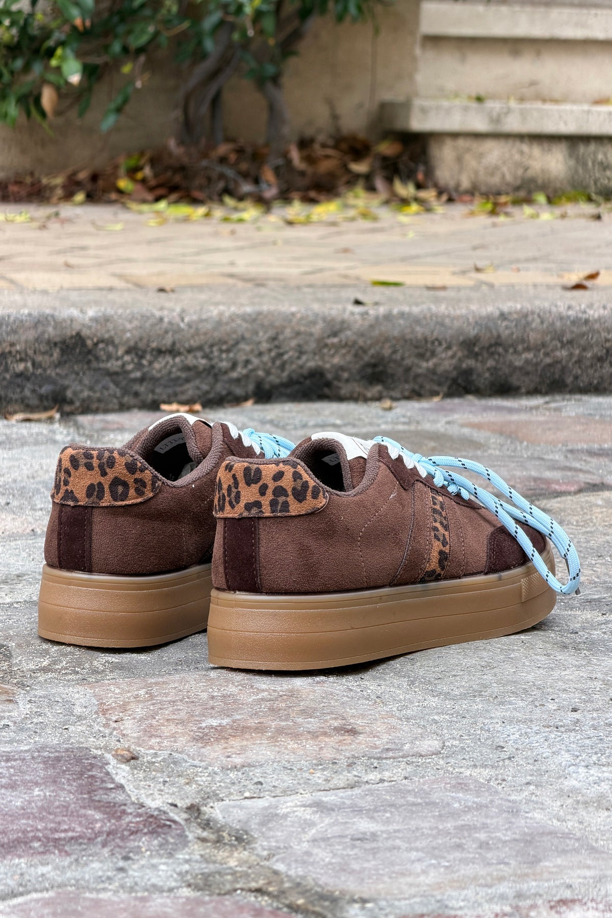 Baskets marron effet daim à plateforme double lacets blanc et bleu