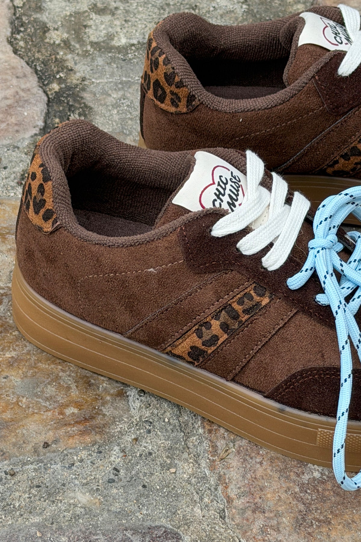Baskets marron effet daim à plateforme double lacets blanc et bleu