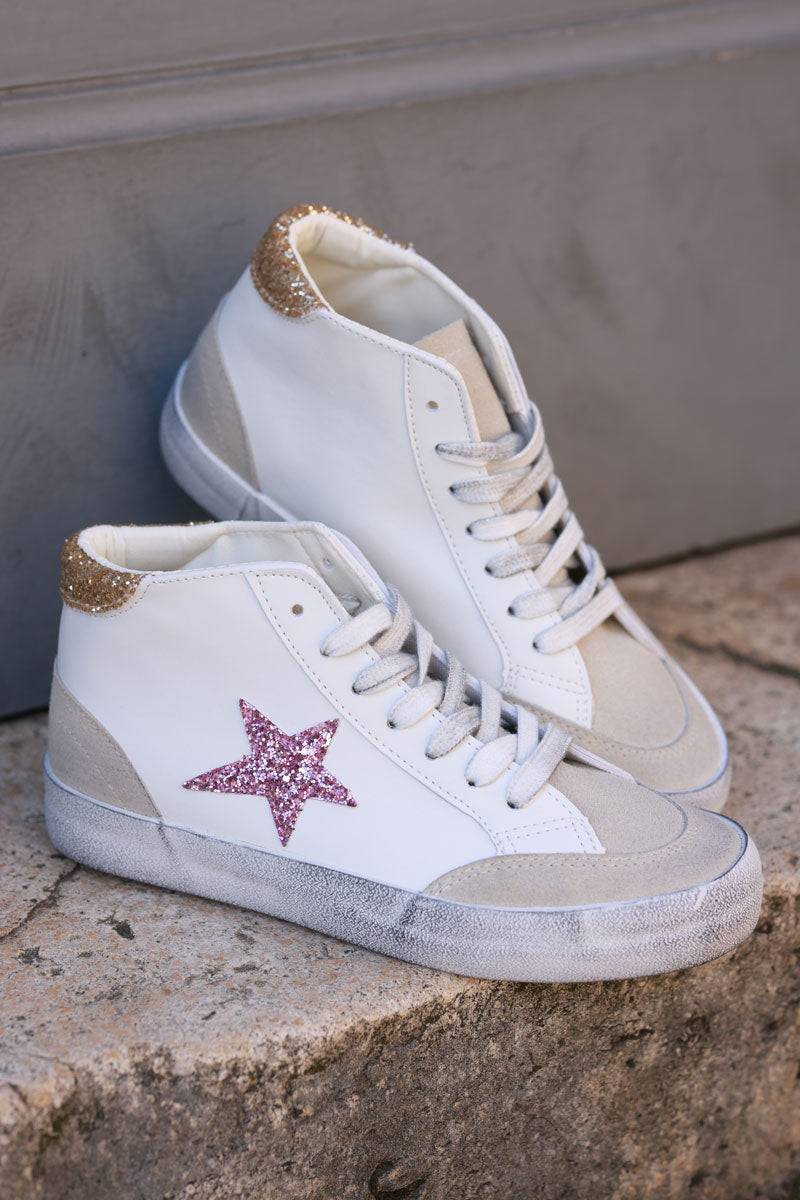 Zapatillas altas blancas con estrellas de purpurina rosa y tacones dorados.