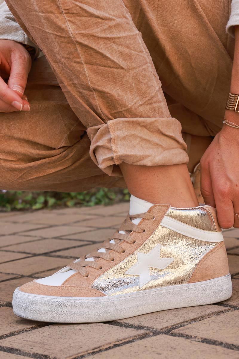 Zapatillas altas camel y dorado con suela desgastada de estrella blanca