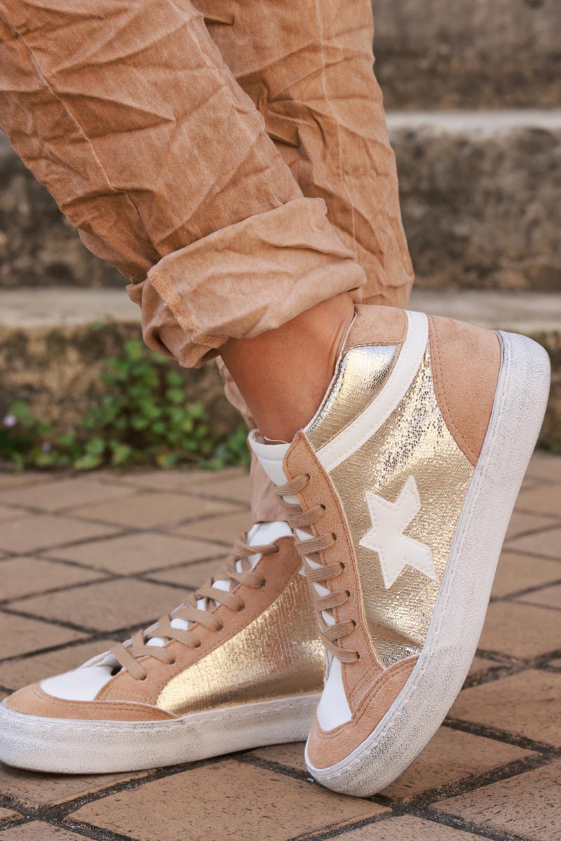 Zapatillas altas camel y dorado con suela desgastada de estrella blanca