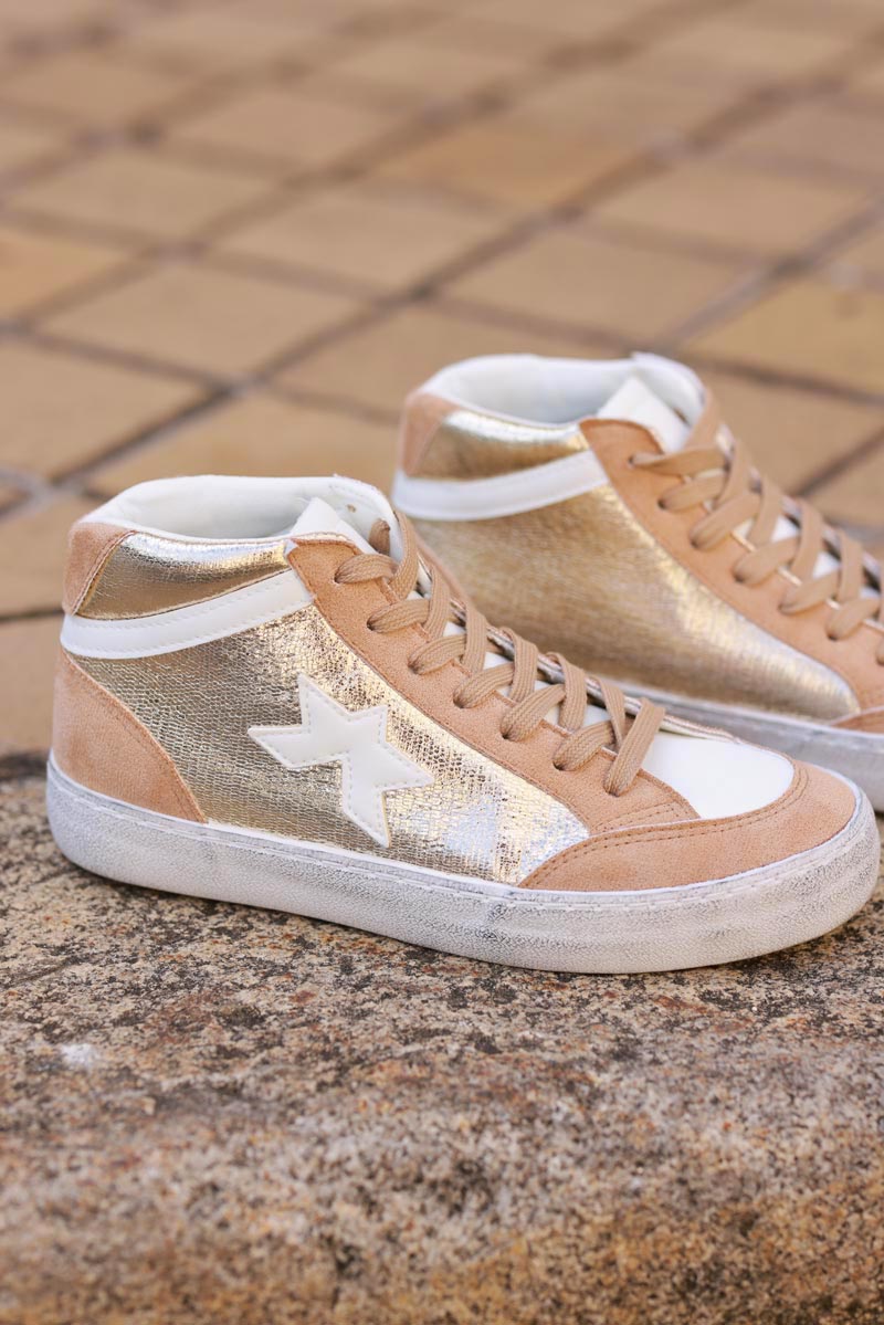 Zapatillas altas camel y dorado con suela desgastada de estrella blanca