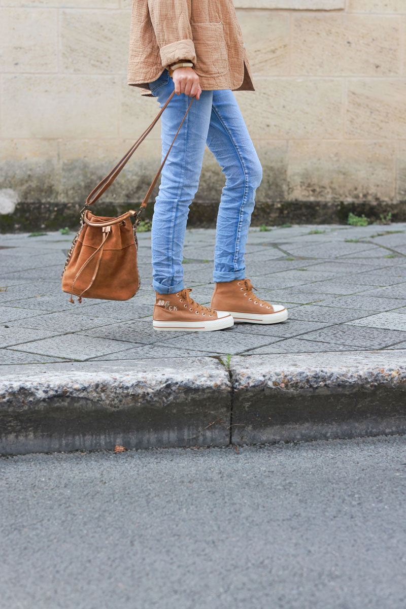 Baskets montantes en suédine camel broderie Rock éclair paillettes