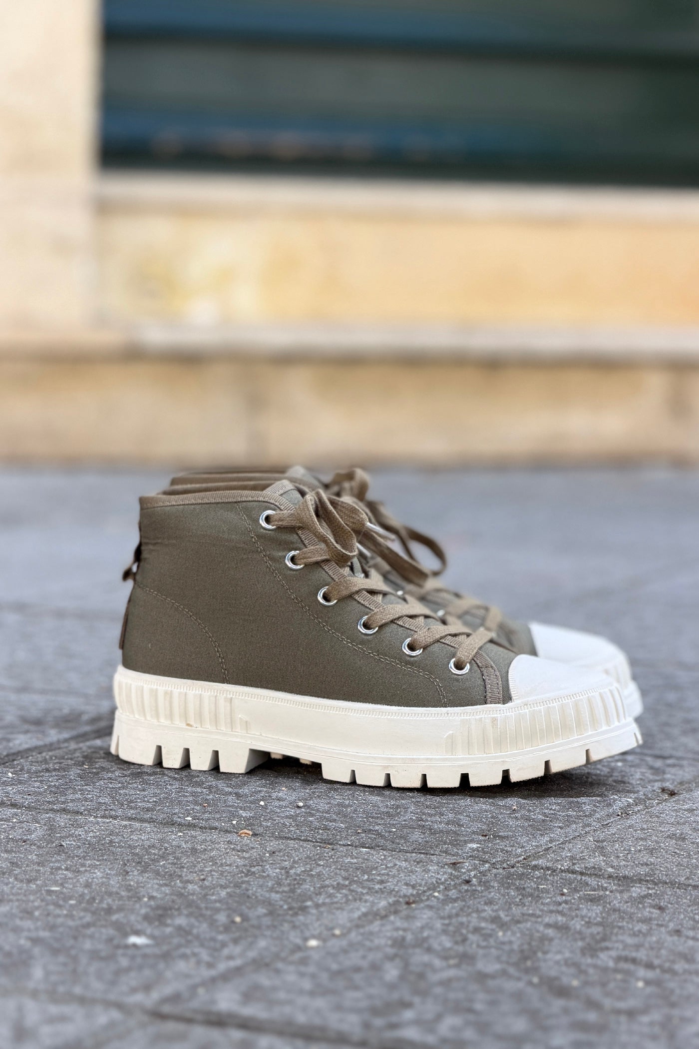 Baskets montantes en tissu kaki à semelle crantée épaisse