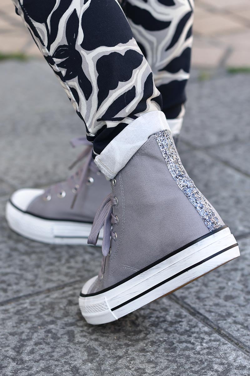 Zapatillas altas grises con efecto desgastado de tejido y lentejuelas