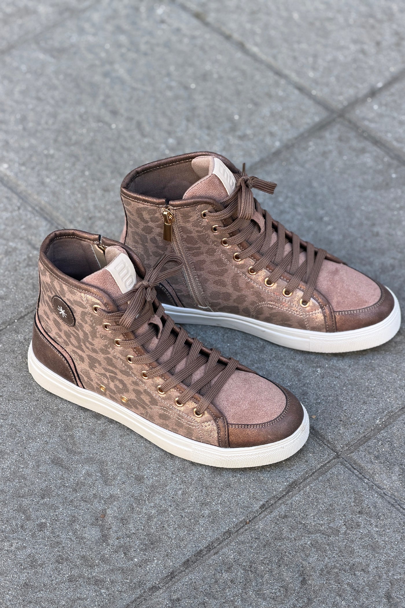 Baskets montantes marron brillant à motifs léopard avec zip