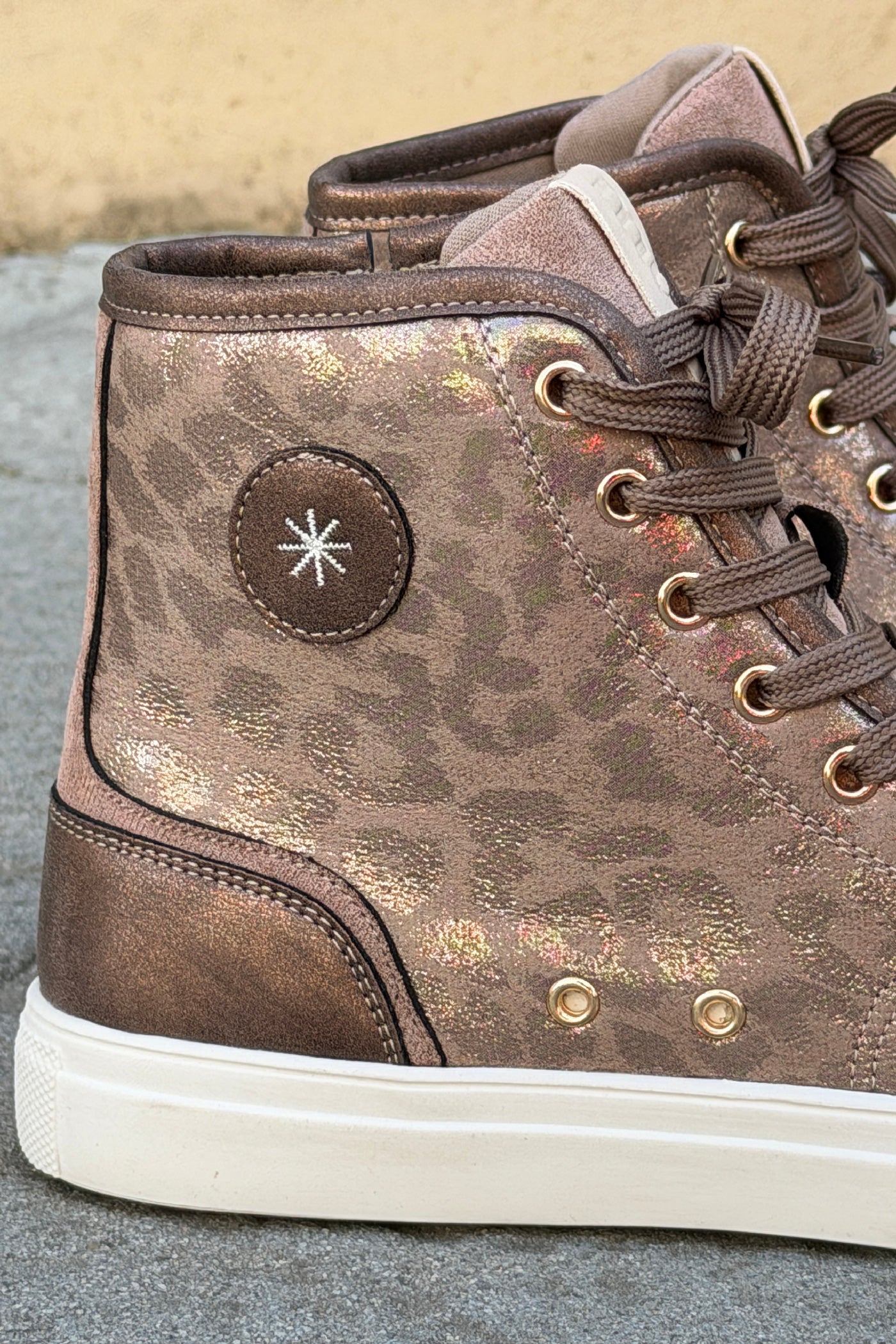Baskets montantes marron brillant à motifs léopard avec zip