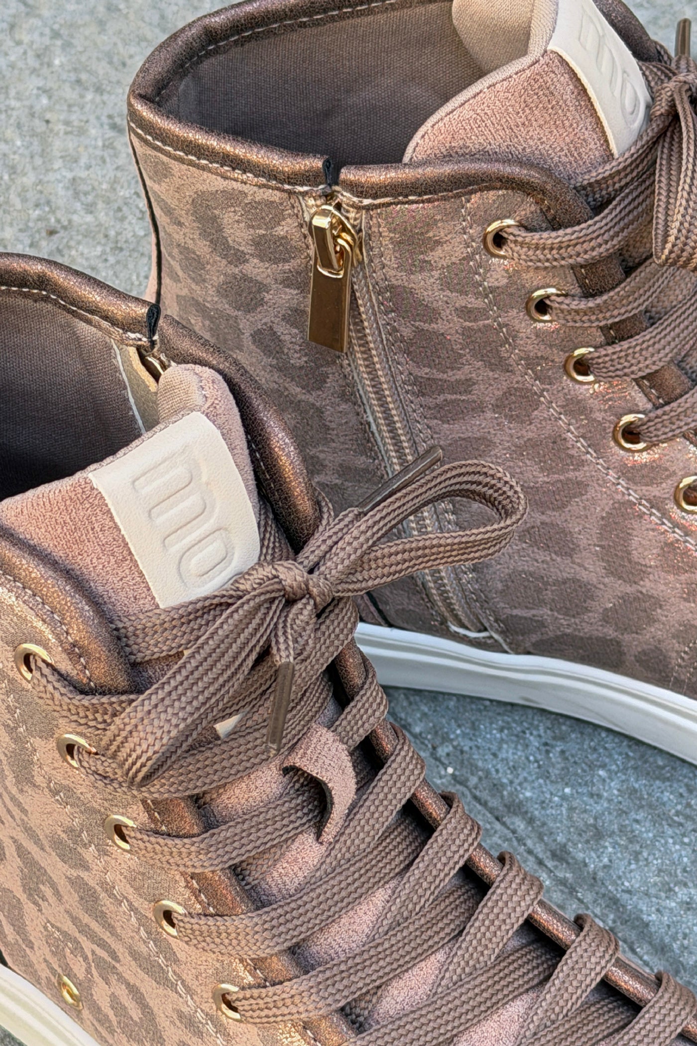 Baskets montantes marron brillant à motifs léopard avec zip