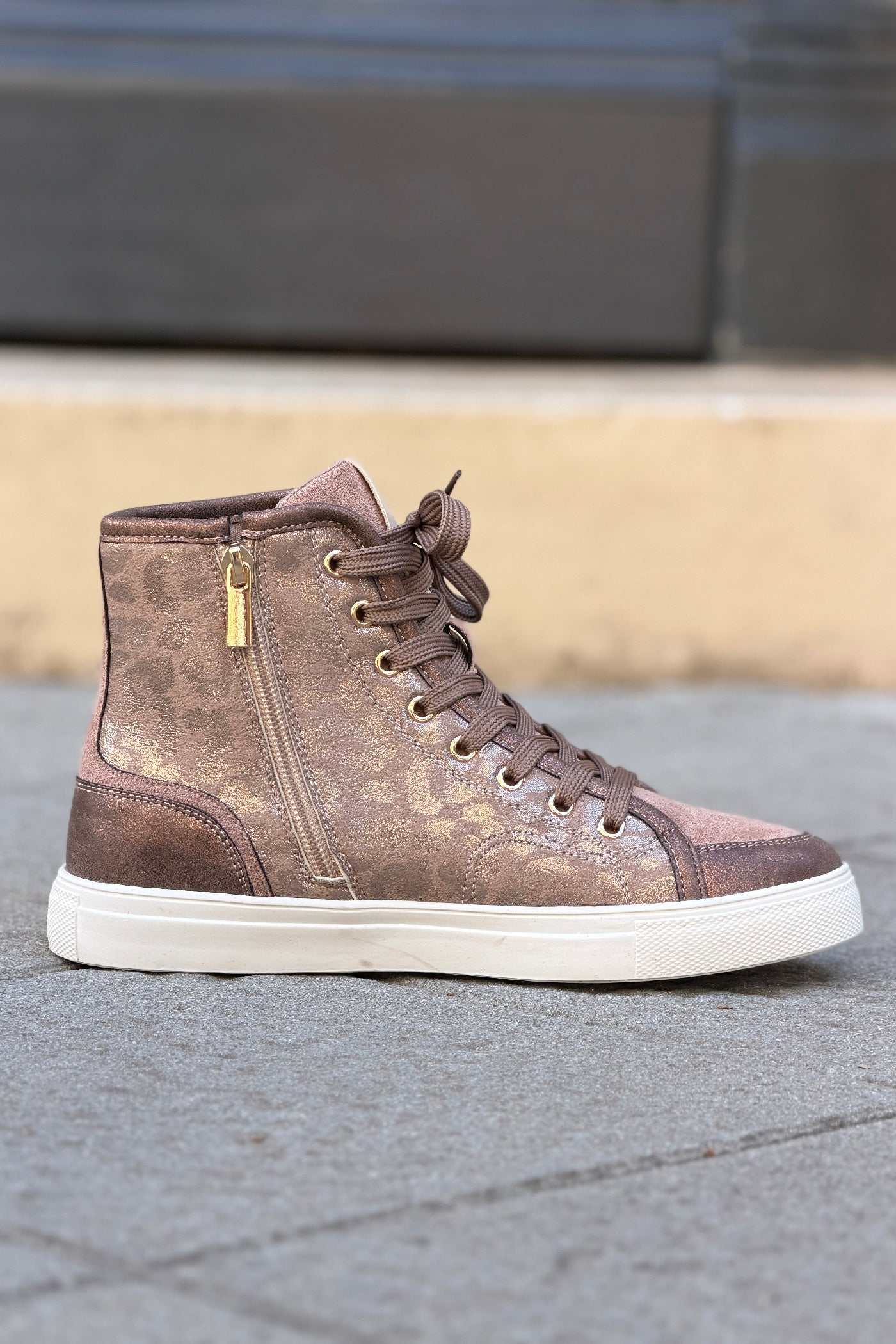 Baskets montantes marron brillant à motifs léopard avec zip
