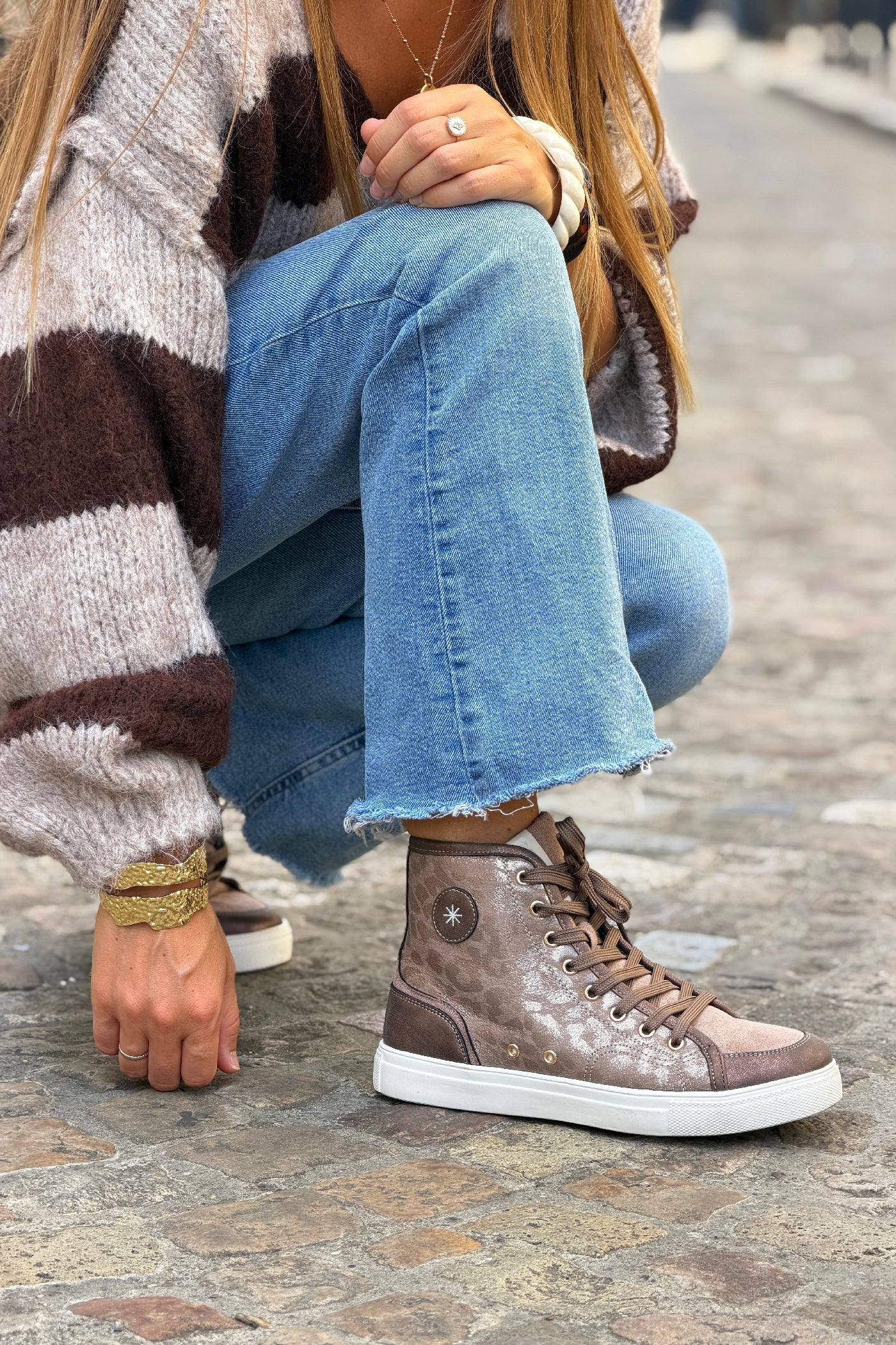 Baskets montantes marron brillant à motifs léopard avec zip