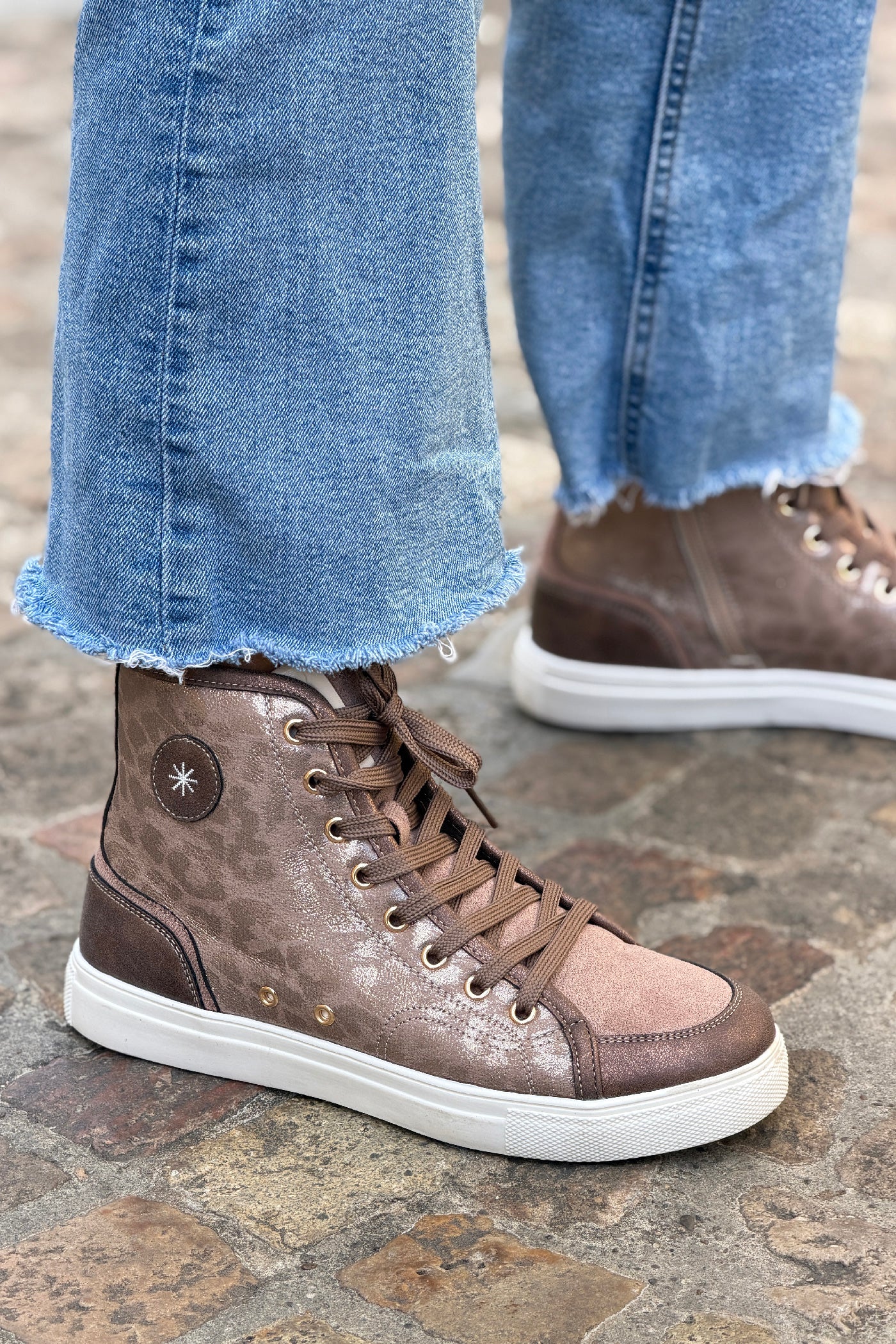Baskets montantes marron brillant à motifs léopard avec zip