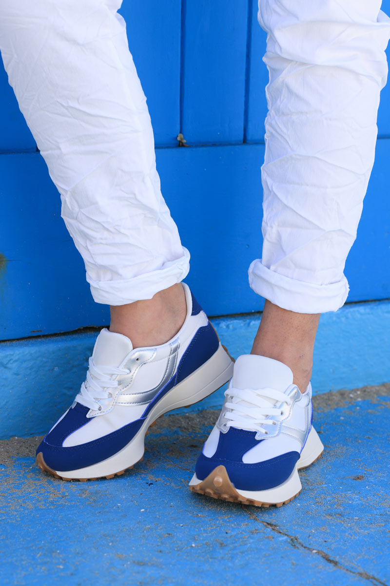 Zapatillas running de suela gruesa con inserciones azul marino y plata.