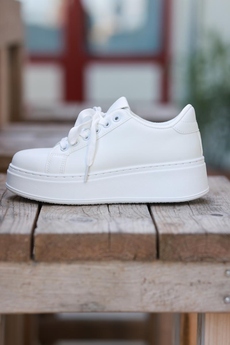 Baskets sneakers blanches en simili cuir semelle epaisse lacets blancs