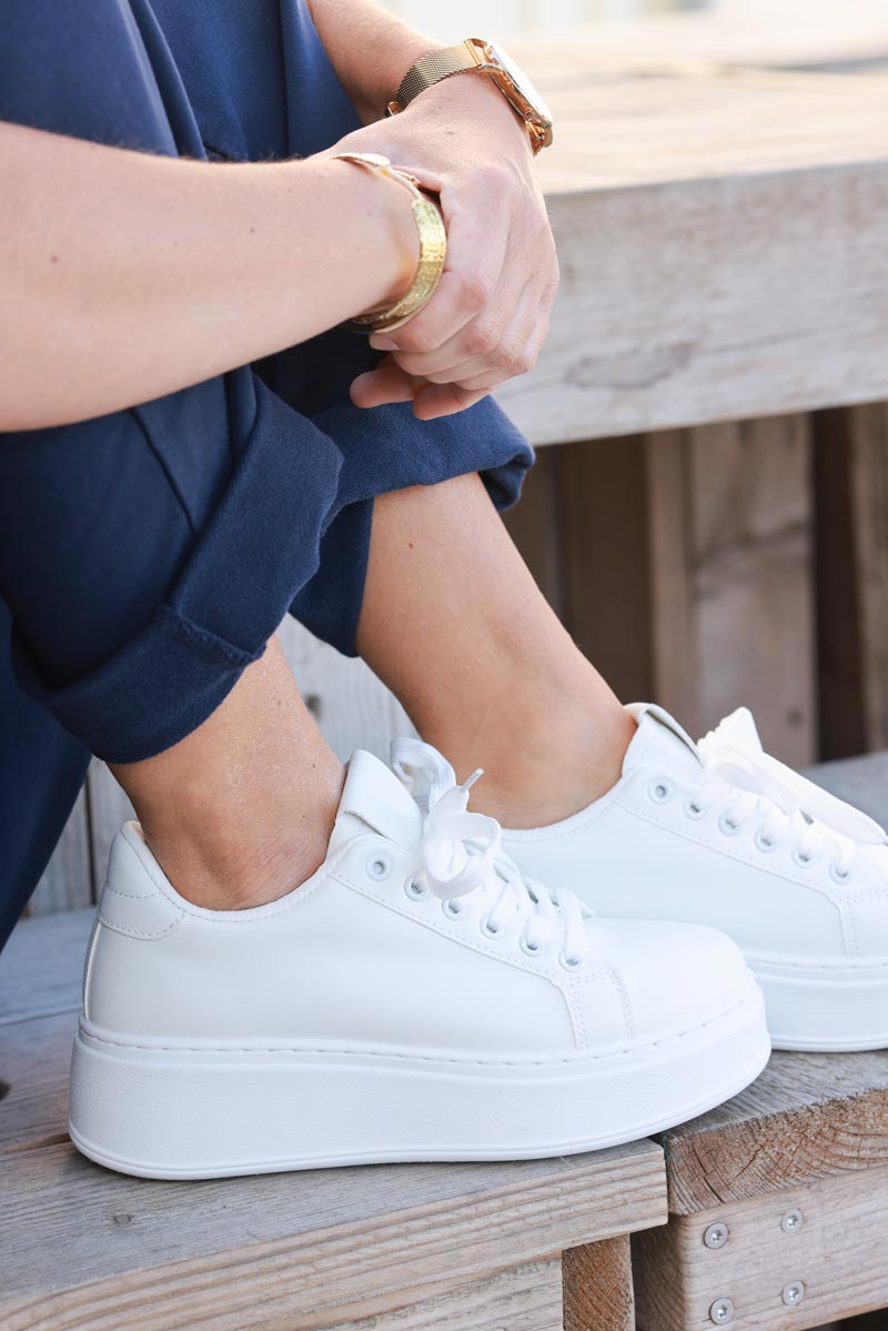 Baskets sneakers blanches en simili cuir semelle epaisse lacets blancs