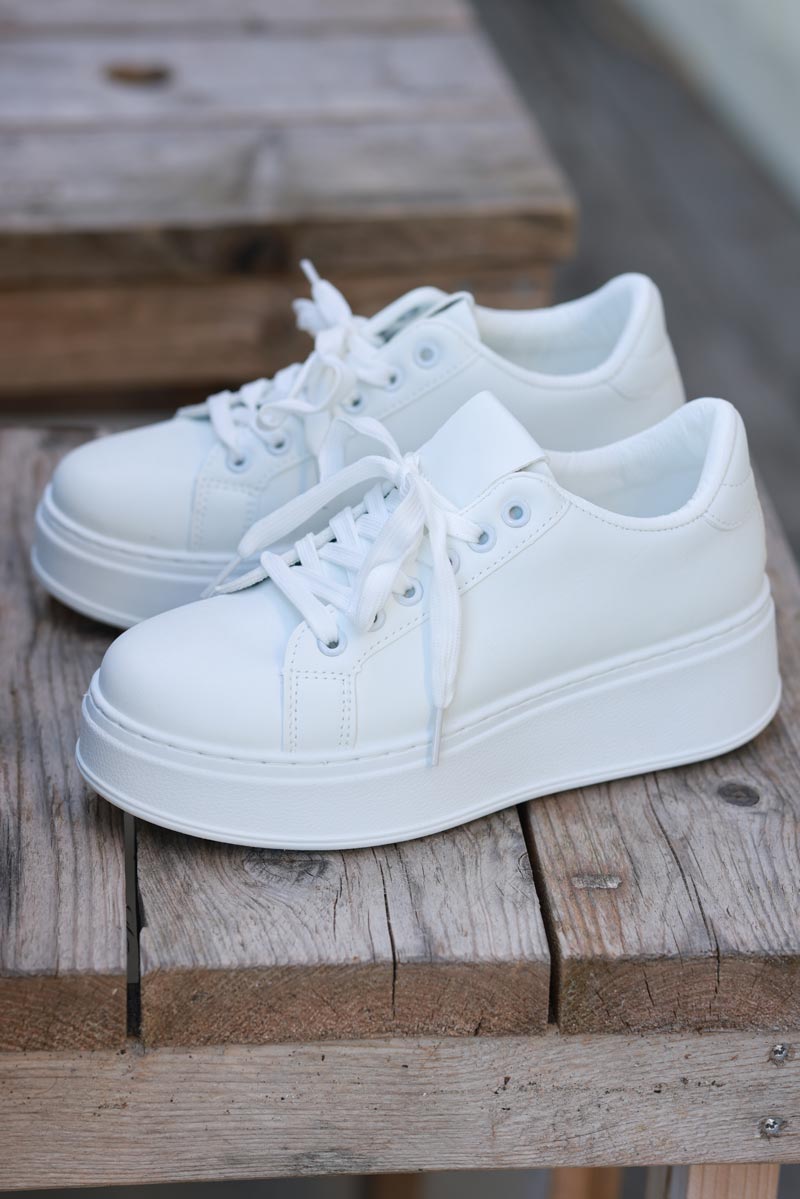 Baskets sneakers blanches en simili cuir semelle epaisse lacets blancs