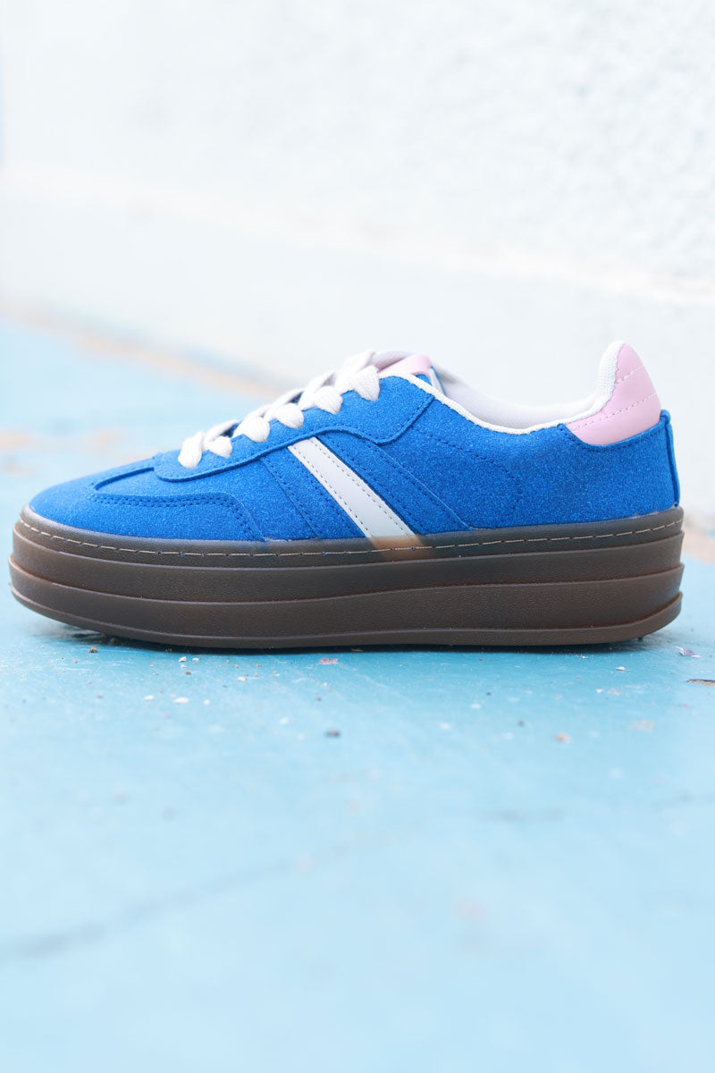 Zapatillas deportivas de ante azul royal con plataforma a rayas beige y tacón rosa