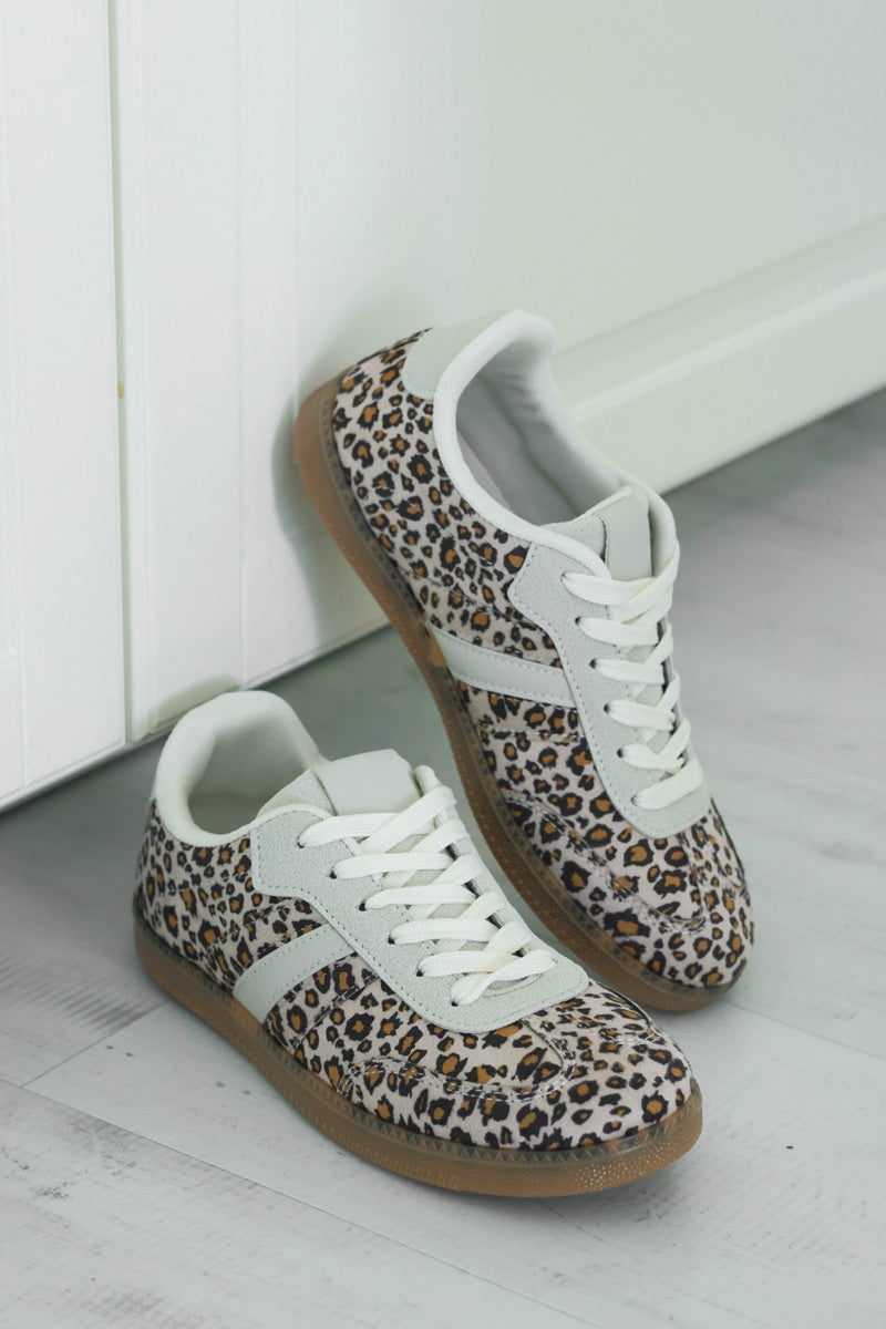 Zapatillas de ante con estampado de leopardo beige y raya