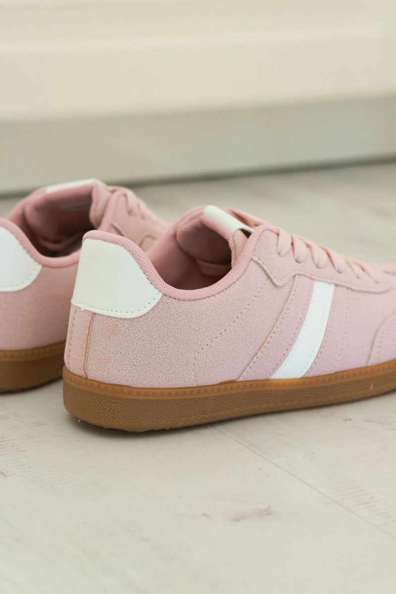 Zapatillas de ante rosa pálido con rayas blancas