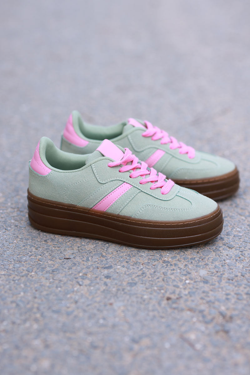 Zapatillas deportivas de ante verde salvia con plataforma a rayas y tacón rosa