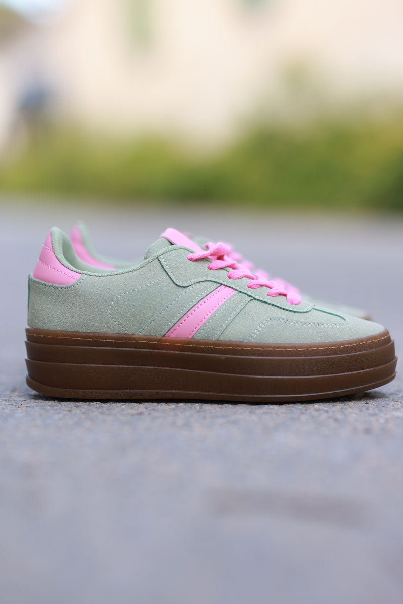 Zapatillas deportivas de ante verde salvia con plataforma a rayas y tacón rosa