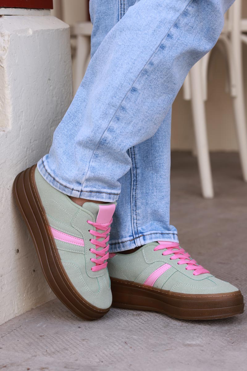 Zapatillas deportivas de ante verde salvia con plataforma a rayas y tacón rosa