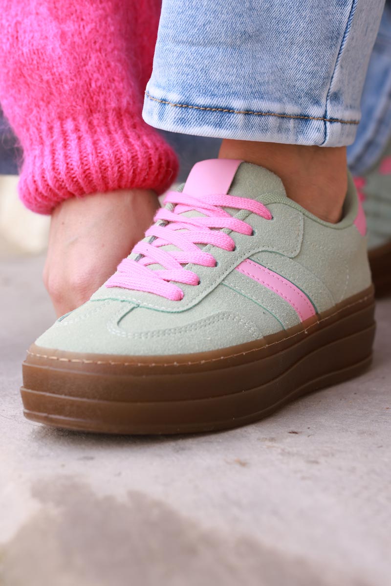 Zapatillas deportivas de ante verde salvia con plataforma a rayas y tacón rosa