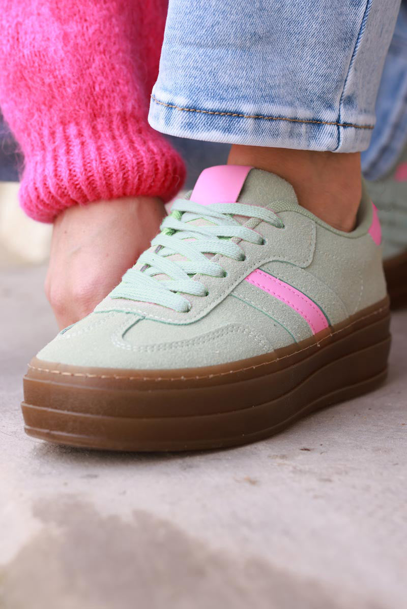 Zapatillas verde salvia con plataforma de rayas y tacón rosa