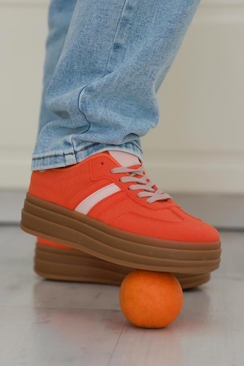 Zapatillas naranjas con plataforma de rayas y tacón crudo