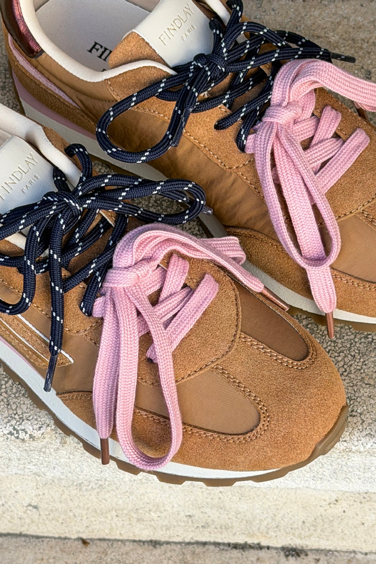 Baskets style running camel effet daim à rayures et lacets bicolores rose et marine