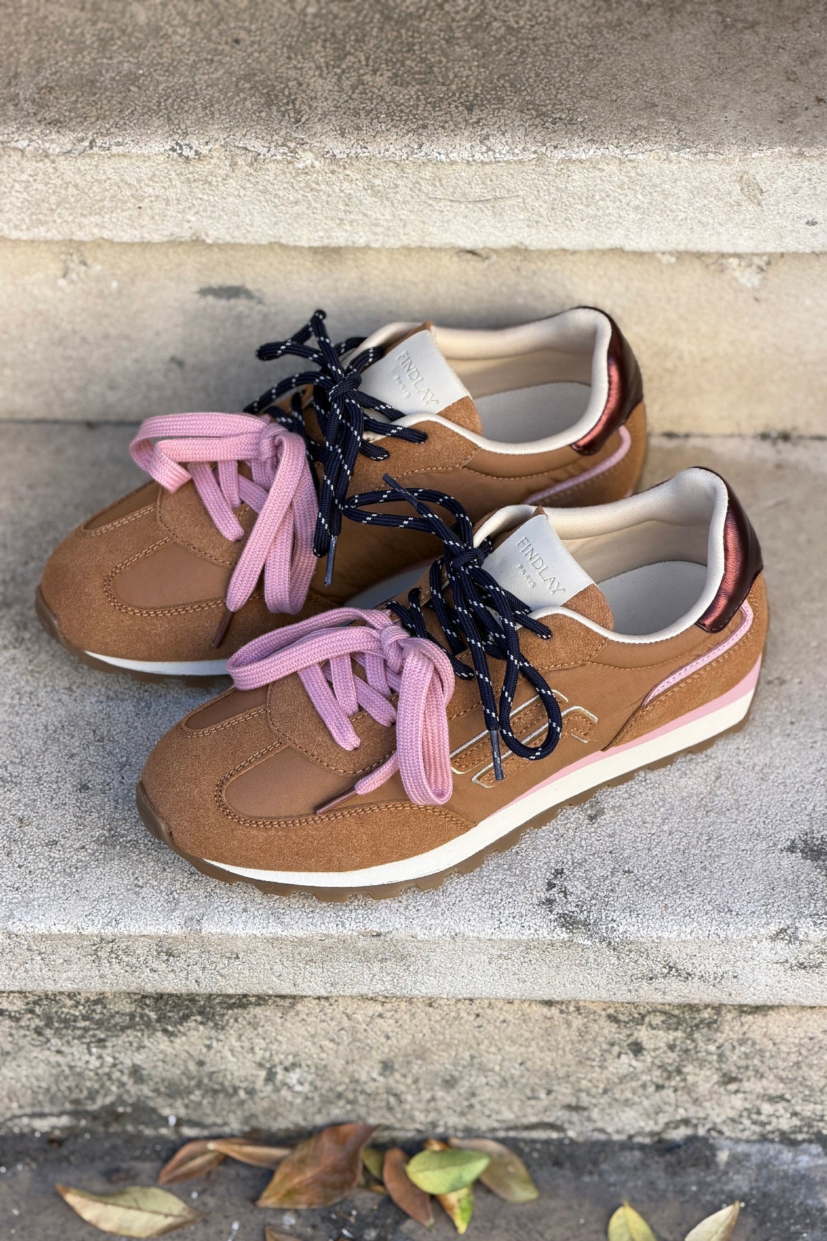 Baskets style running camel effet daim à rayures et lacets bicolores rose et marine