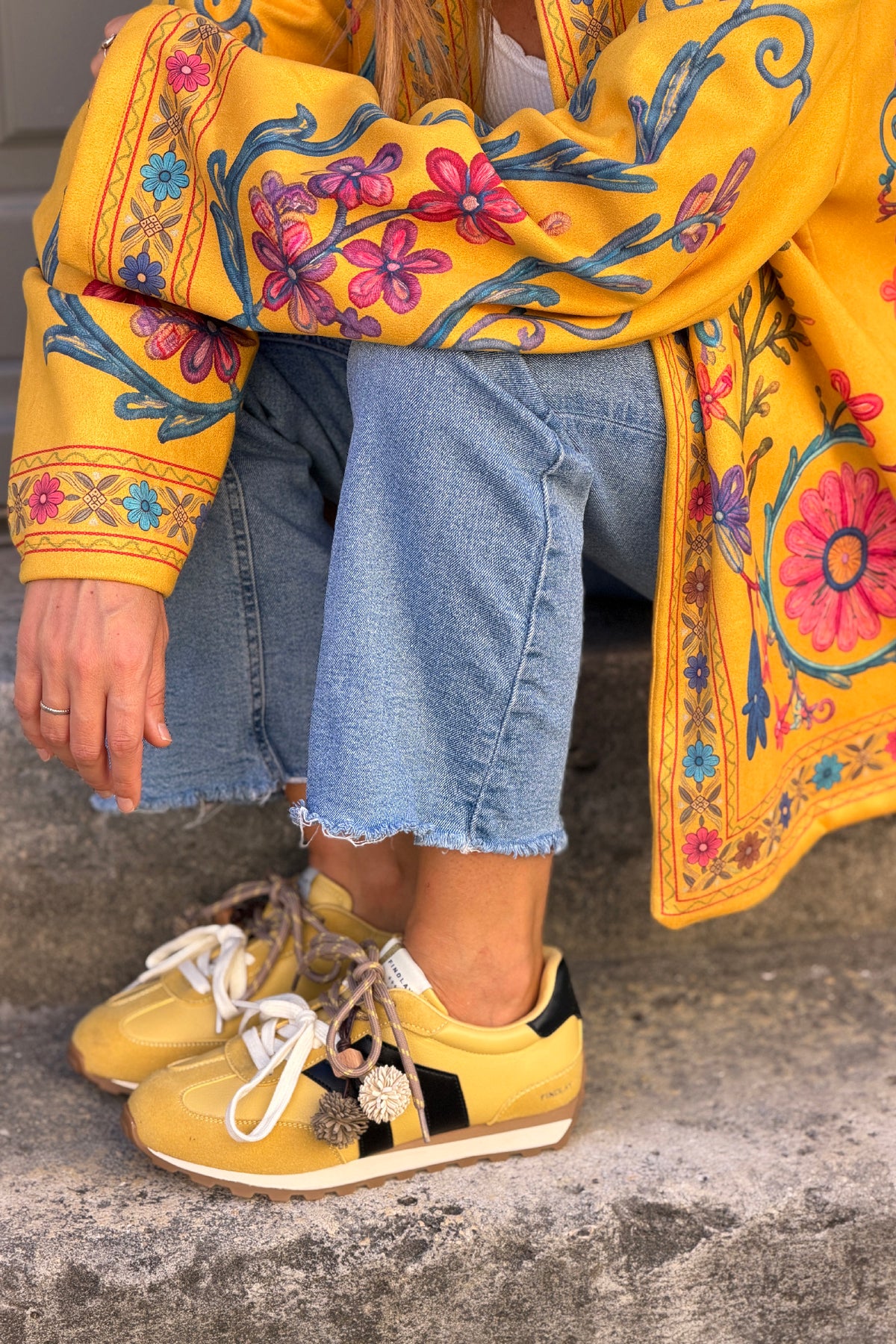 Baskets style running jaune moutarde effet daim à rayures et lacets bicolores taupe