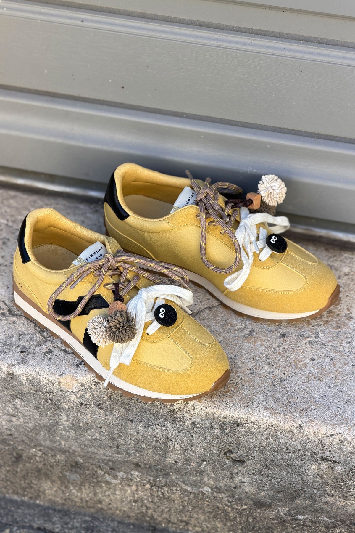 Baskets style running jaune moutarde effet daim à rayures et lacets bicolores taupe