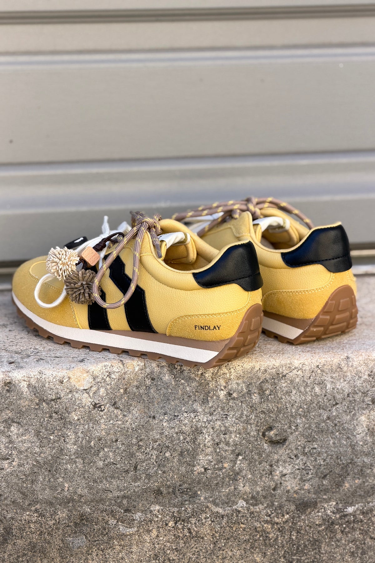 Baskets style running jaune moutarde effet daim à rayures et lacets bicolores taupe